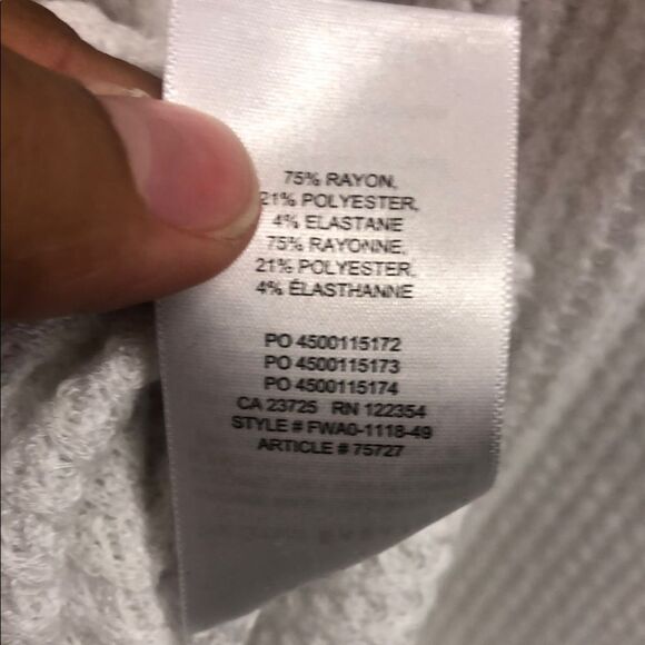 107. The group babaton ARITIZIA V-Neck waffle knit long sleeve drop shoulder top - Picture 7 of 7